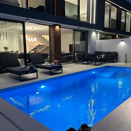 Luxury Lux With Heated Pool *
