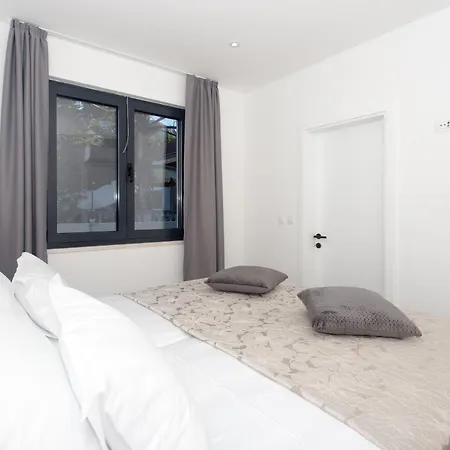 Villa Luxury Lux With Heated Pool Kastela