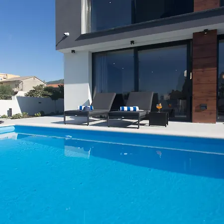 Luxury Lux With Heated Pool