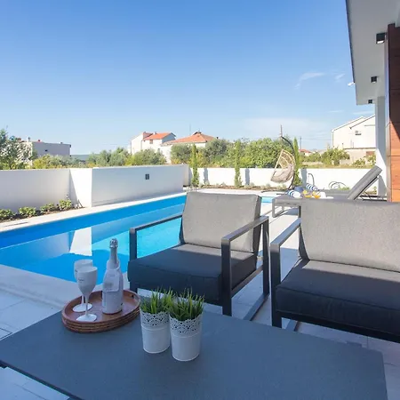 Luxury Lux With Heated Pool * Kastela