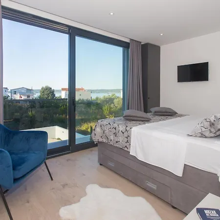 Luxury Lux With Heated Pool