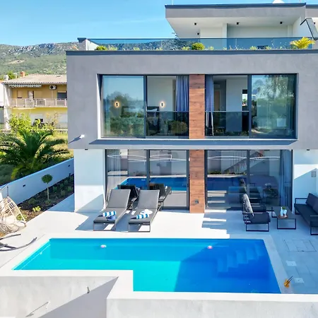Luxury Lux With Heated Pool