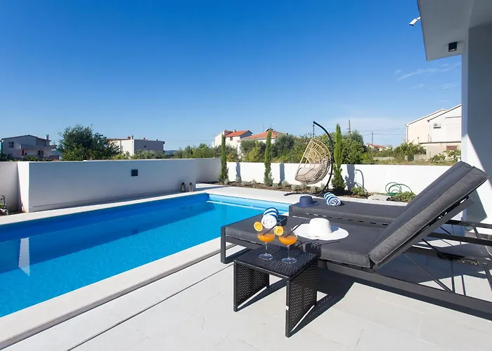 Luxury Lux With Heated Pool Vila