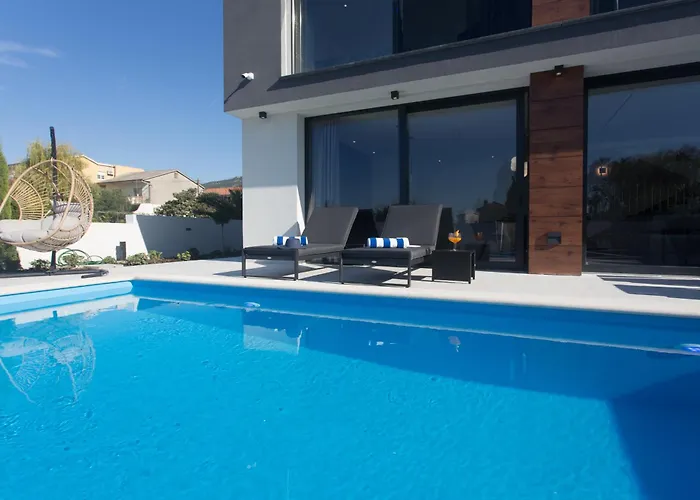 Luxury Lux With Heated Pool