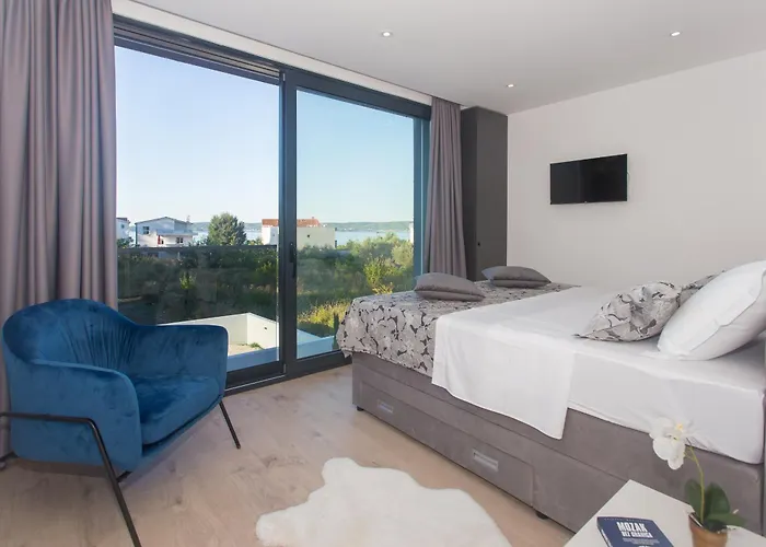 Luxury Lux With Heated Pool
