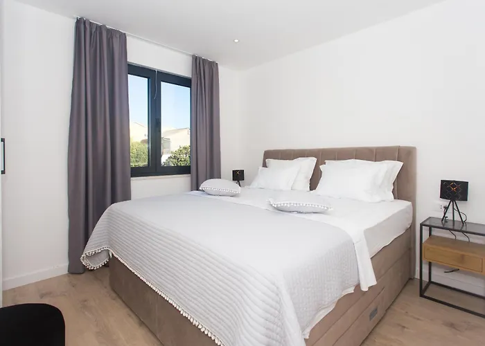 Luxury Lux With Heated Pool *